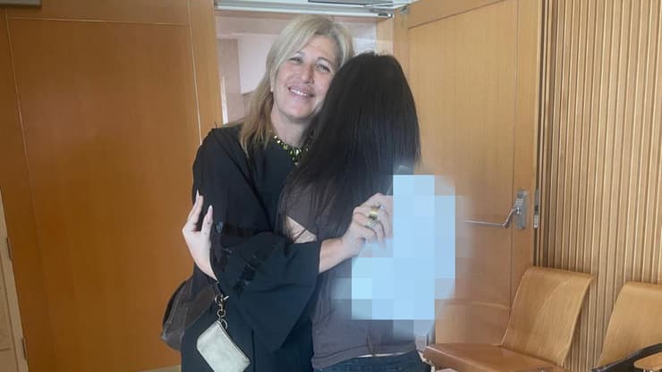 רוני אלוני סדובניק ומתלוננת לאחר ההרשעה