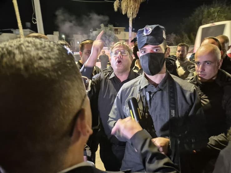 פקק יזום בכניסה ליישוב לקיה לקראת הגעת השר לביטחון לאומי