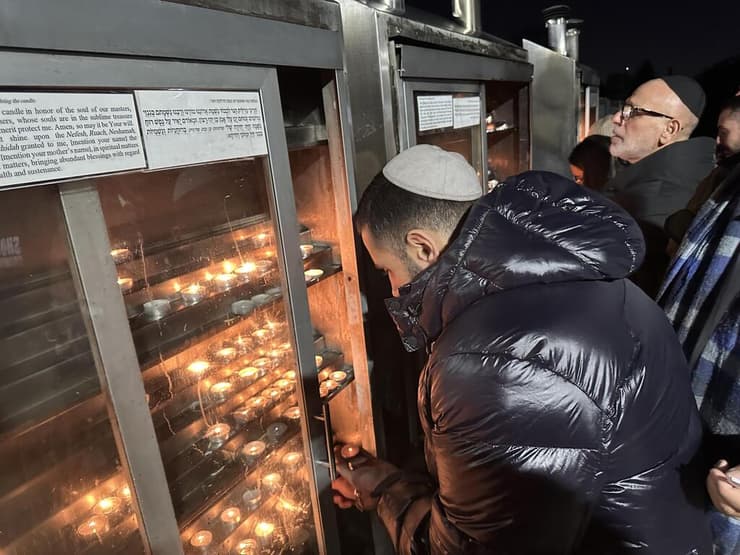 מדליקים נרות