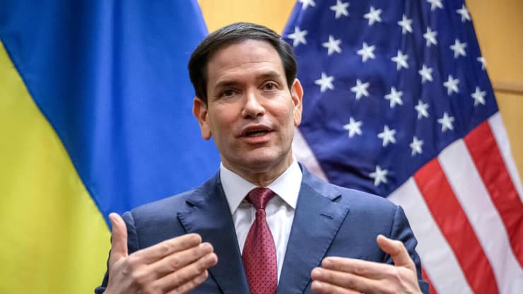 רוביו. "לא נמשיך להזרים את הדם, הזיעה והמשאבים שלנו למוסדות שאינם מעניקים תמורה ואף מאיימים על הריבונות האמריקנית" (צילום: Fabrice COFFRINI / AFP) מזכיר המדינה של ארה"ב מרקו רוביו אחרי שיחות עם נציגי אוקראינה בז'נבה