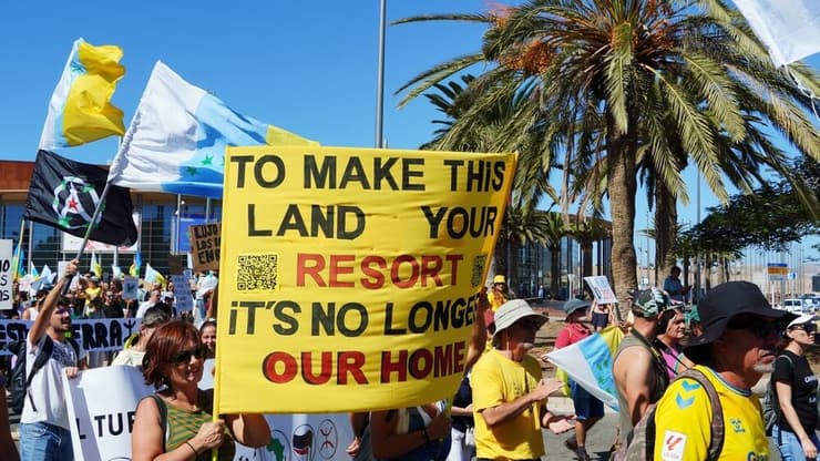 הפגנת תושבים מקומיים באתר הנופש מספלומס שבדרום גראן קנריה נגד תיירות היתר (צילום: Canary4stock / shutterstock) הפגנת תושבים מקומיים באתר הנופש מספלומס שבדרום גראן קנריה נגד תיירות היתר