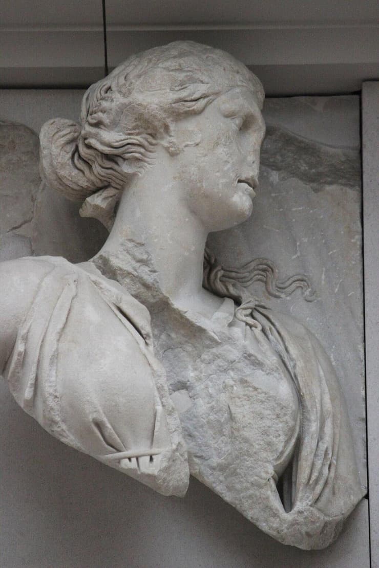 פסלה של הטיטאנית תיאה מהמיתולוגיה היוונית