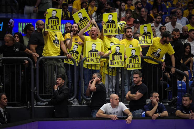 מחאת אוהדי מכבי ת"א אתמול (צילום: עוז מועלם) מחאת אוהדי מכבי ת"א