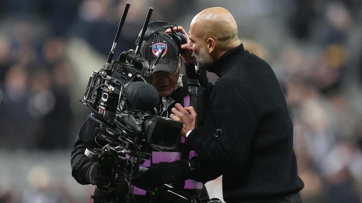 פפ גווארדיולה מתעמת עם הצלם