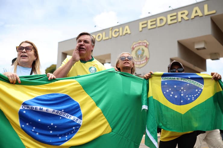 תומכיו של ז'איר בולסונרו מפגינים מחוץ למטה המשטרה ב ברזיליה ברזיל