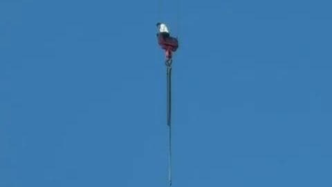 נער בן 15 מתבצר על מנוף בירושלים