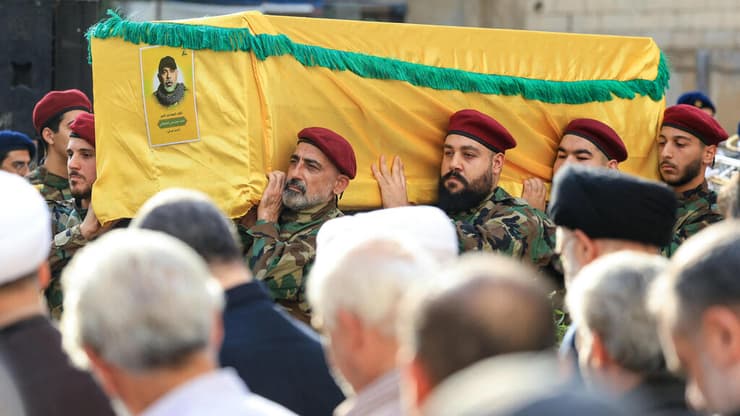 הלווייתו של טבטבאי (צילום: REUTERS/Mohamed Azakir) הלוייתו של רמטכ"ל חיזבאללה הייתם עלי טבטבאי