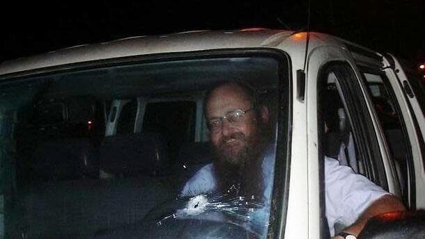 הרב קירשנזפט בזירת הפיגוע ממנה ניצל על ידי הרמט"ל אייל זמיר