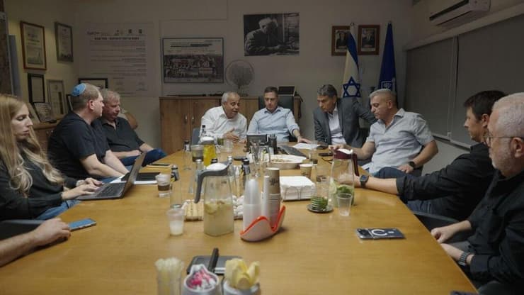 פגישת ראשי הרשויות היהודים בנגב (צילום: דוברות עיריית באר שבע) ראשי הרשויות היהודים סביב השולחן של רוביק דנילוביץ