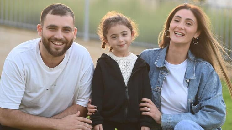 נויה חיה סבג עם האם מעיין והאב מיכאל