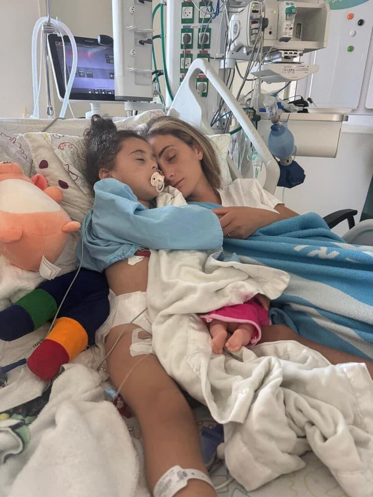 נויה חיה סבג במהלך השיקום עם אימה מעיין