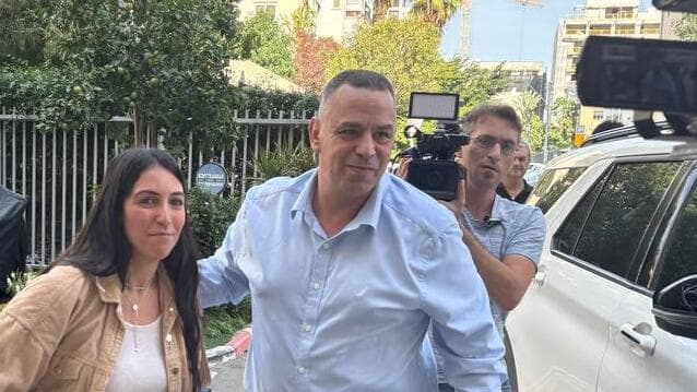 רועי יעקב, מ״מ יו״ר ההסתדרות חוזר לעבודתו בבניין ההסתדרות לאחר שנעצר בפרשת ״יד לוחצת יד״