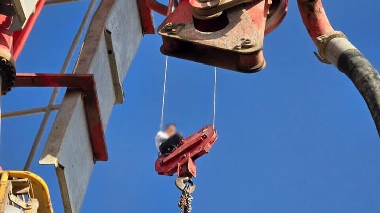 נער בן 15 מתבצר על מנוף בירושלים