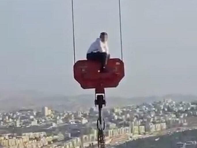 נער בן 15 מתבצר על מנוף בירושלים