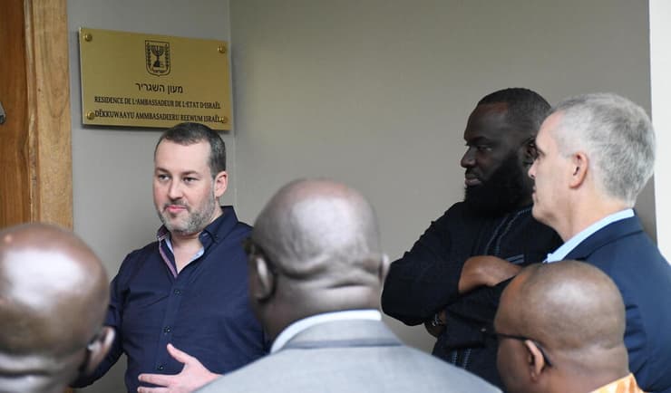 הרב אלחנן מילר מסביר על המזוזה בבית השגריר בדקר, סנגל