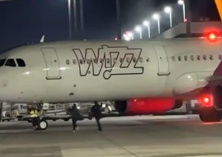 נוסעים התפרצו למסלול ההמראה כדי להספיק לטיסה ונעצרו ב גרמניה