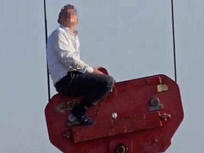 נער בן 15 מתבצר על מנוף בירושלים