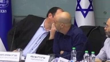 שמחה רוטמן לוחש לגור בליי (צילום: ערוץ כנסת ) ועדת החוקה, חוק ומשפט: שמחה רוטמן לוחש משהו לגור בליי יועמ״ש הוועדה שגורר ממנו את תגובה חריגה