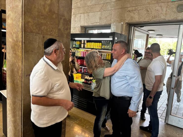 רועי יעקב, מ״מ יו״ר ההסתדרות חוזר לעבודתו בבניין ההסתדרות לאחר שנעצר בפרשת ״יד לוחצת יד״