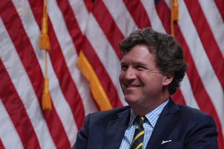 "קשה להגיד את זה, אבל ארצות הברית לא קיבלה את ההחלטה פה, אלא בנימין נתניהו". טאקר קרלסון (צילום: Julia Demaree Nikhinson/AP) טאקר קרלסון