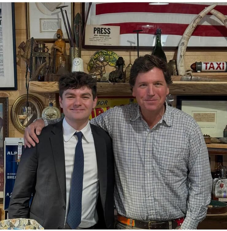 טאקר קרלסון וניק פואנטס