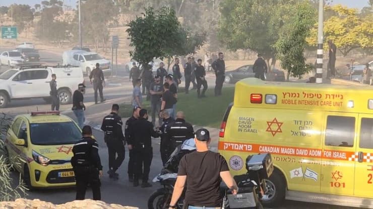 רכב שנמלט מניידת משטרה בתל שבע דרס הולכי רגל