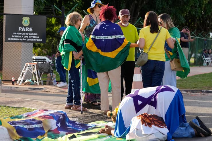 תומכיו של ז'איר בולסונרו מפגינים מחוץ למטה המשטרה ב ברזיליה ברזיל