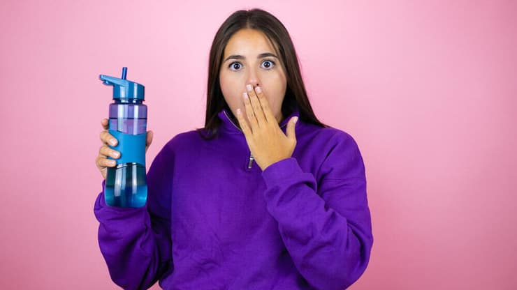 מה באמת קורה בתוך בקבוק השתייה שלכם? (צילום: Shutterstock) בקבוק מים