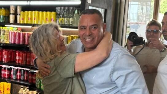 רועי יעקב, מ״מ יו״ר ההסתדרות חוזר לעבודתו בבניין ההסתדרות לאחר שנעצר בפרשת ״יד לוחצת יד״