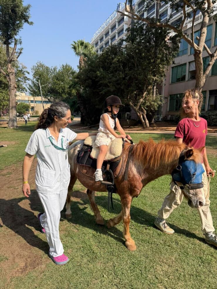 נויה חיה סבג רוכבת על סוס במהלך השיקום 