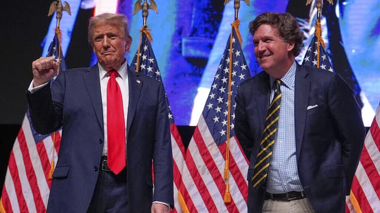 טאקר קרלסון לצד נשיא ארה"ב דונלד טראמפ