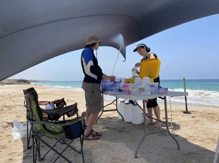 החוקרות ד"ר קרן ינוקה-גולוב (מימין) וד"ר נורית ובר, לשעבר מקבוצת המחקר של ד"ר קירו, במהלך דיגום מי תהום בחוף אכזיב. 