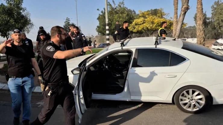 רכב שנמלט מניידת משטרה בתל שבע דרס הולכי רגל