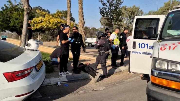 רכב שנמלט מניידת משטרה בתל שבע דרס הולכי רגל