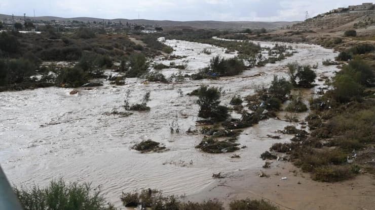 נחל באר שבע מוצף בשל הגשמים העזים