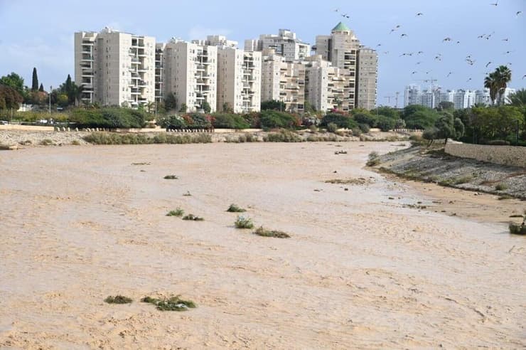 נחל באר שבע מוצף בשל הגשמים העזים