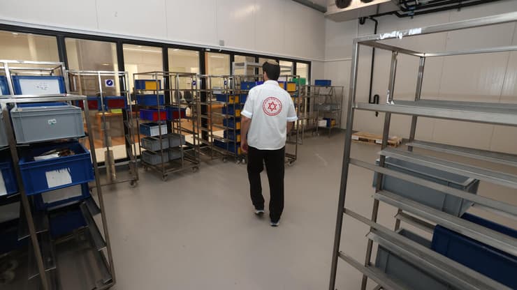 המקרר הריק בתוך בנק הדם של מד"א