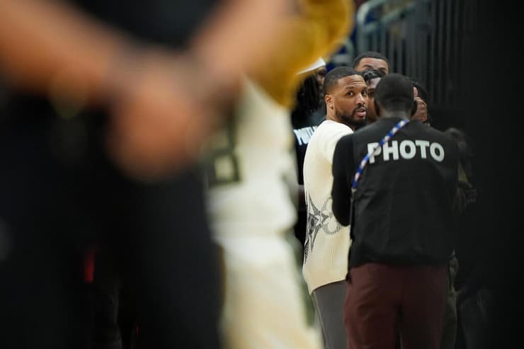 לילארד צופה מהפרקט בחבריו