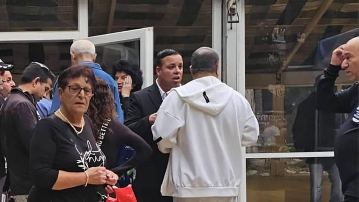 עזרא גבאי מצביע לבחירות של מרכז הליכוד בסניף ברמת גן