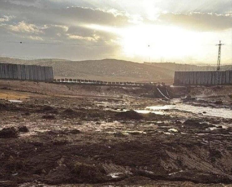 גדר ההפרדה עם הגדה המערבית באזור לכיש (יישוב אליאב) קרסה