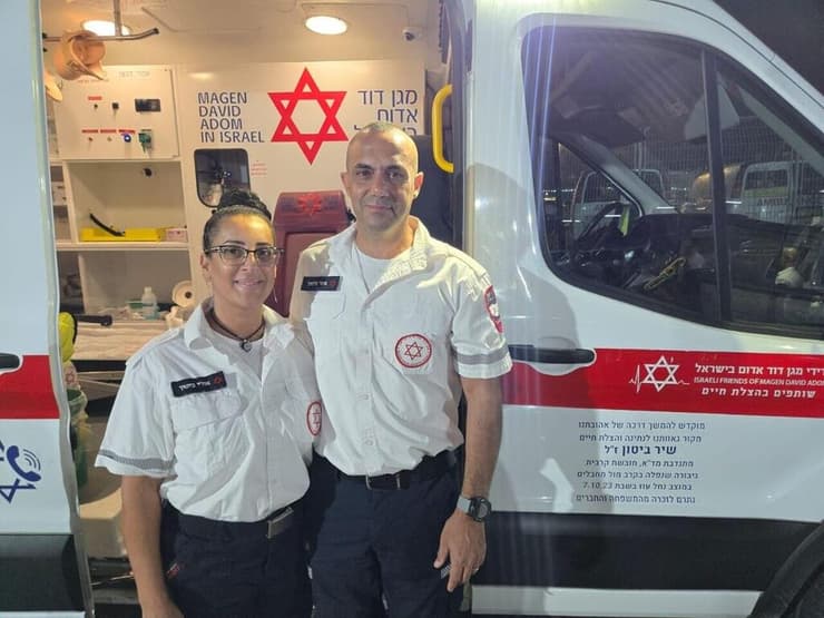 אורי ואסף, הוריה של שיר ביטון ז"ל, במשמרת כחובשים מתנדבים באלבולנס שנתרם על שמה (תמונה: באדיבות המשפחה) אורי ואסף ביטון