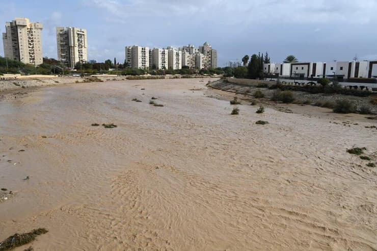 נחל באר שבע מוצף בשל הגשמים העזים