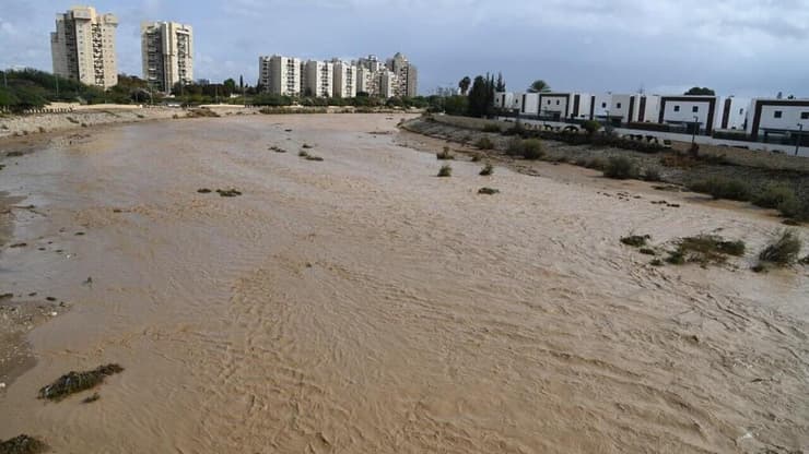 נחל באר שבע מוצף בשל הגשמים העזים