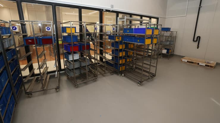 המקרר הריק בתוך בנק הדם של מד"א