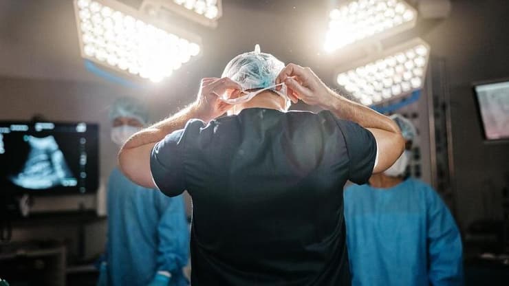 ביצע את מעשיו בשעה שהמנותחת הייתה מורדמת. האחיות תיעדו בטלפון הנייד. אילוסטרציה (צילום: shutterstock) חדר ניתוח