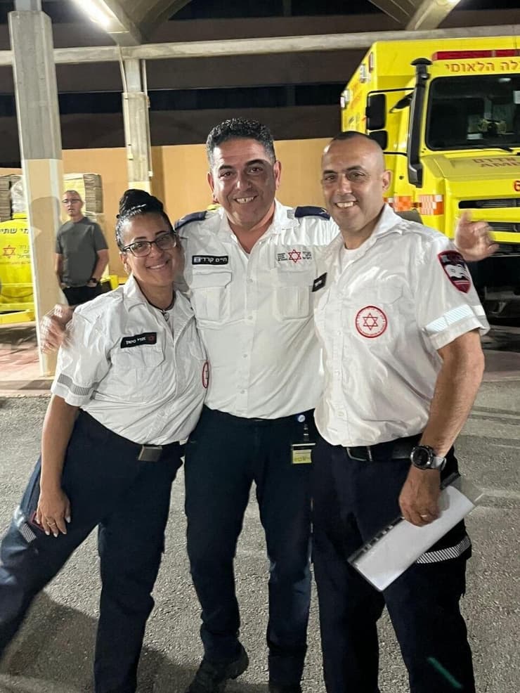 "כל מי שמגיע לתחנת מד"א אשדוד, רואה את שיר ולומד עליה". חיים קרדי, מנהל מרחב לכיש במד"א עם אורי ואסף ביטון (תמונה: באדיבות המשפחה) קרדי עם אורי ואסף ביטון