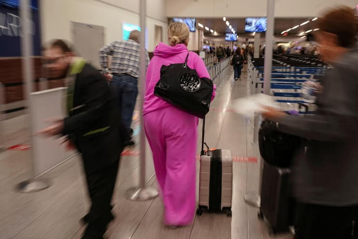 נוסעת בטרנינג בנמל התעופה באטלנטה