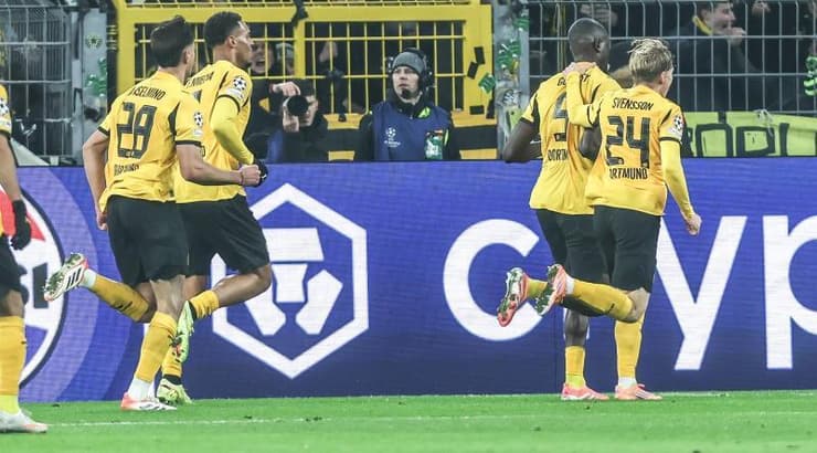 שחקני דורטמונג חוגגים עם גיראסי