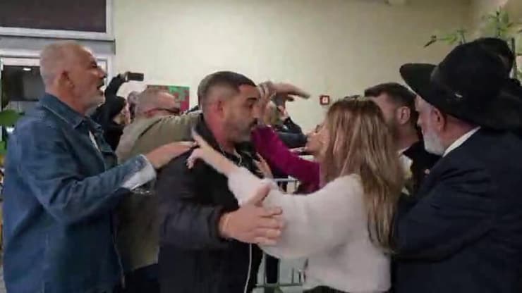 ראש מועצת ירוחם, נילי אהרון, מתעמתת עם מצביעים (צילום: לפי סעיף 27א לחוק זכויות יוצרים) ראש מועצת ירוחם, נילי אהרון, מתעמתת עם מצביעים