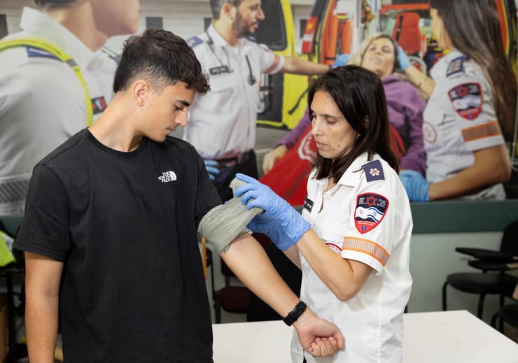 "עד להגעת הצוותים, יש פעולות חשובות שהציבור יכול לבצע" הדרכת עזרה ראשונה של מד"א (צילום: אלירן אביטל) הדרכת עזרה ראשונה של מד"א